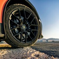 タイヤサイズは前が235/40R19、後ろが285/40R19。ブリヂストンのオールテレインタイヤが装着される。