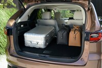 荷室容量は3列目シート使用時で258リッター、3列目シート格納時で687リッター、2・3列目シート格納時で1221リッター（床下収納含む）。シート格納時の床面をフラットな形状とすることで、長尺物の積載性を高めている。