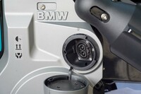 車体の左側に備わる充電口。別体の充電器を介して、単相の家庭用コンセントにつなぐ仕組みだ。0→100％充電には330分の時間を要する。