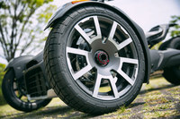 「ラリーエディション」のタイヤサイズは前：145/60R16、後ろ：205/55R15。悪路の走行を考慮し、強度や耐久性に優れたタイヤとホイールが装備されている。