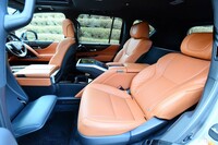 新型「LX」には、後席を独立型の2座仕様とした定員4人の「エグゼクティブ」グレードがラインナップされる。写真は電動オットマン使用時のもので、レッグスペースは最大1000mm。