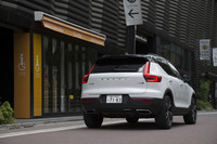 「モメンタム」グレードの一部と今回試乗した「R-DESIGN」グレードには、ボディーカラーとルーフカラーが異なる2トーンカラー仕様が用意される。