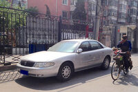 上海の一角に佇（たたず）む、GM現地工場（上海通用）製ビュイック。意外に風景に溶け込んでいるのは、中国随一の国際都市ゆえか。