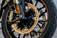 ブレーキは前後ともにブレンボ製で、前にはφ320mmの2枚のフローティングディスクと4ピストンキャリパーを、リアにはφ300mmのフローティングディスクと2ピストンキャリパーを装備。ボッシュ製のABSが装備される。