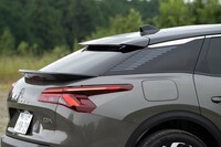 リアスポイラーはルーフエンドとボディー後端の二段構え。