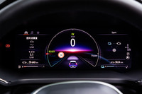 エネルギーフローなどが表示できる10.2インチサイズのフルデジタルメーターパネルを装備（ガソリン車の液晶メーターは7インチサイズ）。写真はドライビングモードセレクターで「スポーツ」モードを選択した様子。