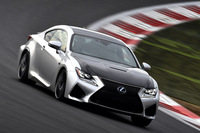 こちらは、比較のために用意された、高性能クーペ「RC F“カーボンエクステリアパッケージ”」。ボンネットやルーフに、軽量かつ高剛性なカーボン材が採用されている。