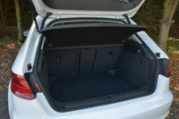 トランクルームの容量は、380～1220リッター。床面の高さ調節もできれば、長尺物を積むためのトランクスルー機構も備わる。（写真をクリックすると、シートの倒れるさまが見られます）
    