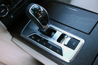 トランスミッションは8AT。「クワトロポルテ」と同様に、燃費を重視した高効率モード「I.C.E.」が用意される。