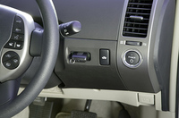 ステアリング右側にあるのがパワースイッチ。ブレーキペダルを踏みながら、スイッチを押すとエンジンがかかる。