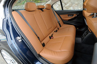 後席の様子。レッグルームは、先代モデルより15mm拡大された。