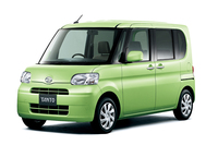 軽スーパーハイトワゴンの元祖こと「ダイハツ・タント」。（写真は2代目）
    