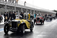 ウェットコンディションの中、エキシビジョンレースに向けてコースインするヴィンテージカー。
