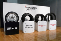 86/BRZレースのクラブマンクラスに投入される「RE-71R」（写真左）と二輪用レーシングタイヤ。