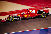 レースを盛り上げた2位ライコネンは、バーレーンGP自身7度目の表彰台。スタートをしっかり決めたこと、第2スティントでソフトではなくミディアムタイヤを履き好ペースで周回を重ねたこと、最後のソフトタイヤで猛追できたことが2位フィニッシュの要因。優勝したハミルトンにブレーキトラブルの兆候が出ていただけに、あと数周あればポディウムの頂点も十分狙えた。（Photo=Ferrari）
    