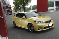 写真は、スポーティグレードの「F SPORT」。エクステリアパーツや足まわりを中心とするチューンが施されている。
