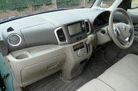 張り出しを抑えた形状のインパネ。広々とした視界や左右ウォークスルーのしやすさ、クラストップの室内長などに貢献する。（写真＝webCG）