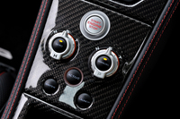 センターコンソールには、エンジンのスタートボタンや、「H（ハンドリング）」と「P（パワートレイン）」が個々に設定可能な、走行モード選択スイッチが備わる。