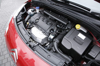 120psを発生する1.6リッターの心臓。トランスミッションは4段ATのみ。