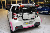 リアスポイラーを装備。展示車には自転車用マウントも。