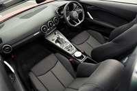 新型「アウディTT」のインテリア。カーナビ画面やインフォテインメントシステムの表示はメーターパネルに集約されているため、ダッシュボードやセンターにモニターは備わらない。写真は「TTロードスター」のもの。