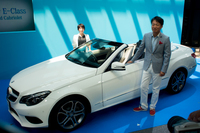 メルセデス・ベンツ日本 商品企画／マーケティング部阿左見薫部長（左）と上野金太郎社長（右）。