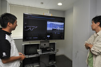 先ほどの走りを、『グランツーリスモ』上で再現してみる。説明にあたるのは、同ソフトを手がけるポリフォニー・デジタルのスタッフ。