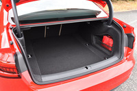 トランクルーム容量は480リッター。後席を倒せば最大で962リッターまで広がる（VDA値）。