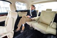 1列目、2列目に自然に座れるスペースを確保したうえで3列目に腰かけたところ。身長180cmの筆者でも足を組むことができた。写真はアームレストを出した状態だが、この3列目の定員は3人となっている。
    