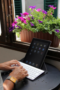 本体より先に日本から先に到着してしまった「ワイヤレスキーボード」と、専用台兼キーボードケース「オリガミワークステーション」。
