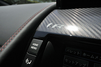 センターコンソール上の“R”マーク。