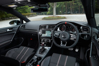インストゥルメントパネルまわりの仕様は、基本的には標準仕様の「GTI」と共通。ナビゲーションシステム機能付きのインフォテインメントシステム「Discover Pro」が標準装備となる。