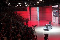 コンセプトカー「ポルシェ・パナメーラ スポーツトゥーリズモ」をポルシェAGのミューラー会長が解説する。