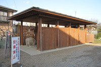 歩き遍路のための休息所もあちこちにある。中でも近畿大学の歌一洋教授が提案して、四国各地に作られている「ヘンロ小屋プロジェクト」は大きな構想で、全体で88＋1作るのが目標。それも場所の提供や工事、維持管理など、すべてボランティアベースでやっており、今は40カ所が生まれている。これはその第1号。徳島県美波町に作られたヘンロ小屋「香峰」。昔何度か歩き遍路をした女性が、遍路には休む場所が必要だと考えて土地も提供し、今でも驚くほどきれいに維持してくださっている。こういったウッドの建物が前方に見えると、本当に心がやすらぐ。