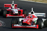 
	序盤、ライアン（前）を追い立てるブノワ・トレルイエ（後）。やや距離を置きながら周回を重ね、同時にピットに飛び込んだ後、トレルイエが逆転に成功した。
	 