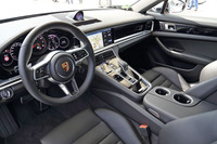 「パナメーラ4S」のコックピット。