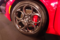 オプション設定される、5ホール／ガンメタリック仕上げのアルミホイール。
    