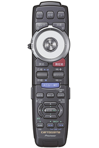 操作はタッチパネルも可能だが、昔ながらのユーザーやモニターが指で汚れるのを嫌う人のためにワイヤレスリモコンも用意。
また、各メーカー削減の方向にある「音声認識機能」を依然残してくれるのはパイオニアの良心だ。ステアリングホイールに付けることを想定した発話用の専用リモコンも付属する。