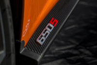 サイドシルの前端に装着される「650S」のオーナメント。