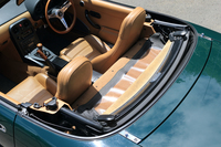 シートの後ろに折りたたまれたソフトトップ。走行中のばたつきなどを抑えるため、この上にかける幌（ほろ）カバーが用意されていた。
    