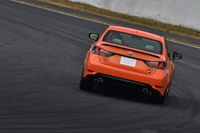 富士のレーシングコースを駆け抜ける「GS F」。4本出しのマフラーエンドが、高性能モデルであることを主張する。