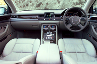 こちらは、「ノーザンライトパールエフェクト」（TOP写真）の内装。