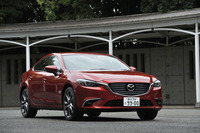 外観の変更は最小限。ドアミラーのターンシグナルの形状が変わったくらいのものだ。写真は「25S Lパッケージ」。