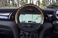 インパネ中央にはスピードメーターではなく8.8インチのワイドディスプレイが収まる。周囲にはLEDが組み込まれており、車両の状況に合わせて色が変化するようになっている。