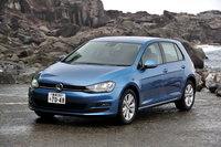 フォルクスワーゲン・ゴルフTSIコンフォートライン
    ボディーサイズ：全長×全幅×全高＝4265×1800×1460mm／ホイールベース：2635mm／車重：1240kg／駆動方式：FF／エンジン：1.2リッター直4 DOHC 16バルブターボ／トランスミッション：7段AT／最高出力：105ps/4500-5500rpm／最大トルク：17.8kgm/1400-4000rpm／タイヤ：（前）205/55R16 （後）205/55R16／燃費：21.0km/リッター（JC08モード）／価格：269万円
    
    