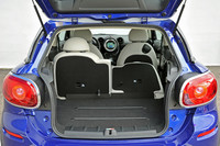 トランクルームの容量は通常時が330リッター。シートを倒せば最大で1080リッターまで拡大可能。