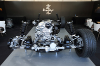 ランニングコンポーネントを前から見る。フロントサスペンションはダブルウィッシュボーン。上下アームのほか、フロントナックルもアルミ化された。