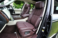 最上級グレード「オートバイオグラフィー」では上質なセミアニリン・レザーシートが標準装備となる。