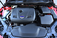 2015年モデルの「V40 T5 R-DESIGN」には、直5ターボに代えて、アウトプットと燃費で優れる直4ターボ（写真）が搭載されている。
    