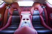 リアシート。大きなセンターコンソールが、居住空間を左右に分かつ。